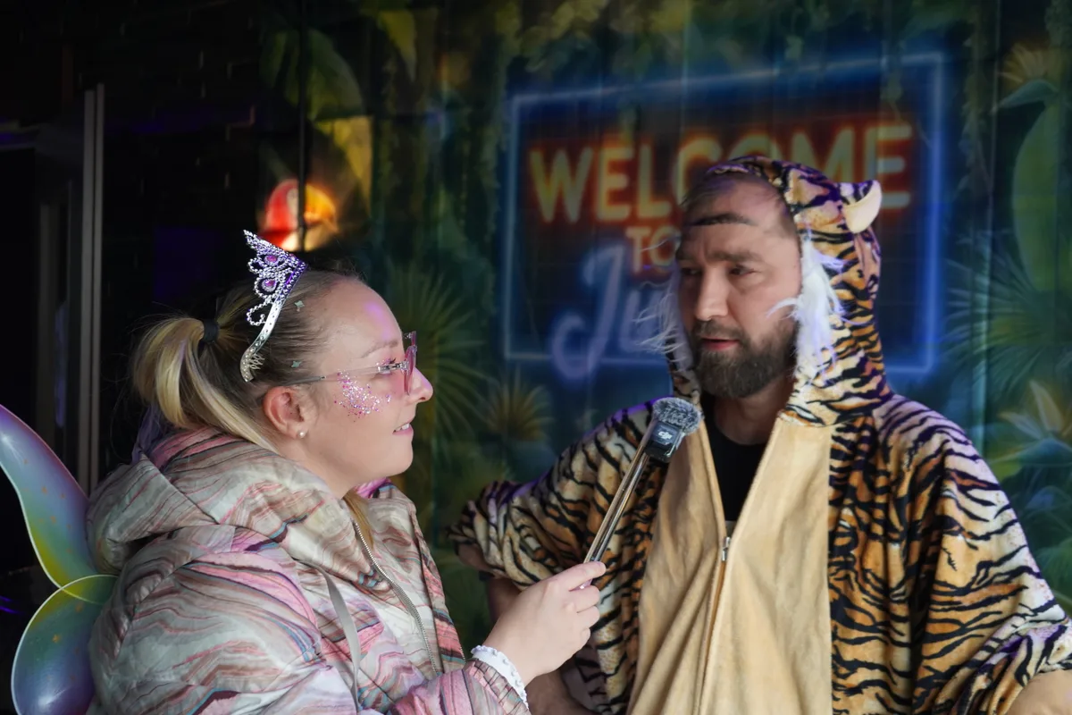 Marie gibt Interviews für Social Media.